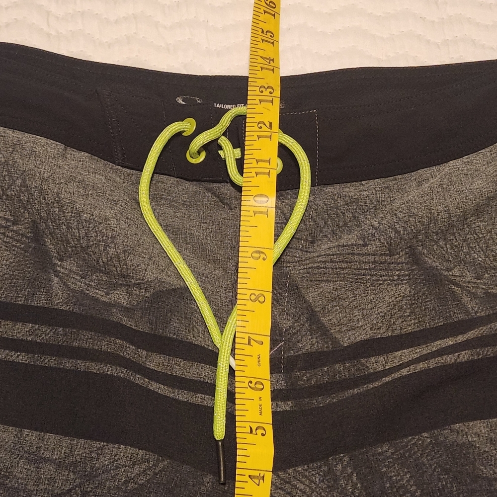 Oakley Black and Gray Board Shorts Size 36 - Picture 6 of 13